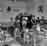 128711 Afbeelding van het vieren van kerstmis op de christelijke fröbelschool Oranjekerk aan de De Savornin ...